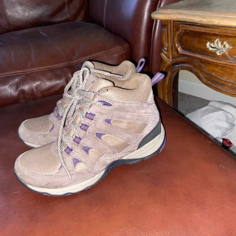 BASS PROPEL HIKING BOOTS! Size 6 NEW CONDITION